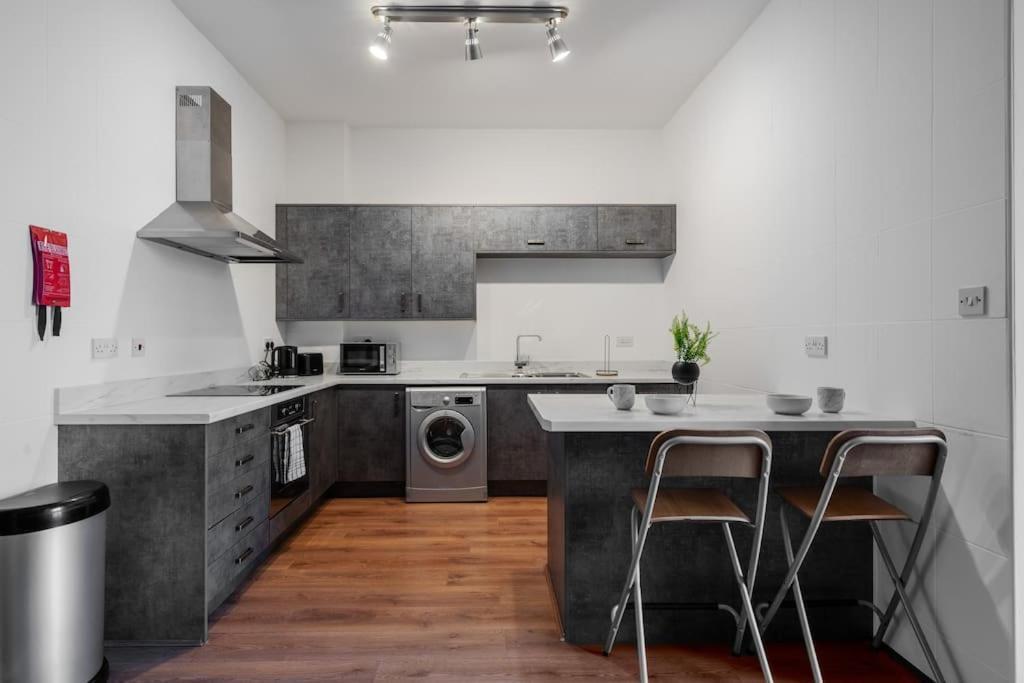 City Edge Stay With Car Park, Perfect For Contractors, Professionals, Relocators Huge Long Term Savings Liverpool Eksteriør bilde